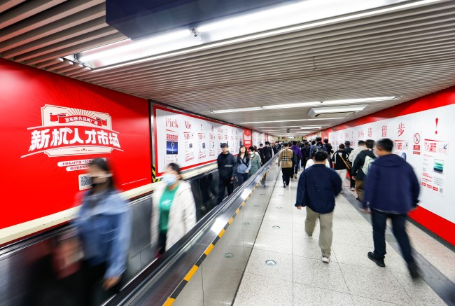 北京東單地鐵站換乘通道墻貼廣告投放，北京地鐵大屏廣告價格