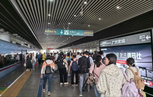 廣州南站高鐵站臺(tái)燈箱廣告投放，廣州南站大屏廣告價(jià)格