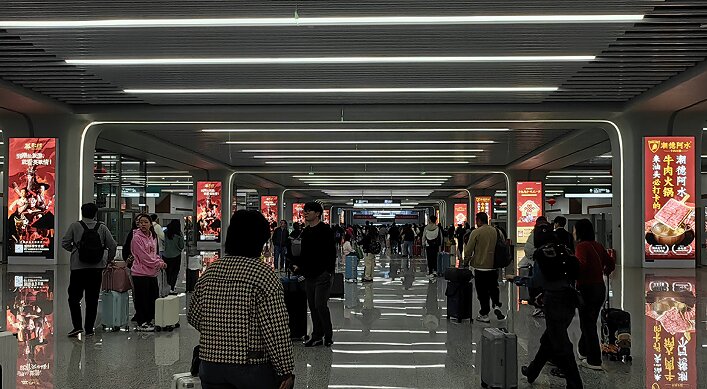 第一戶外傳媒-汕頭站-出站通道柱面燈箱