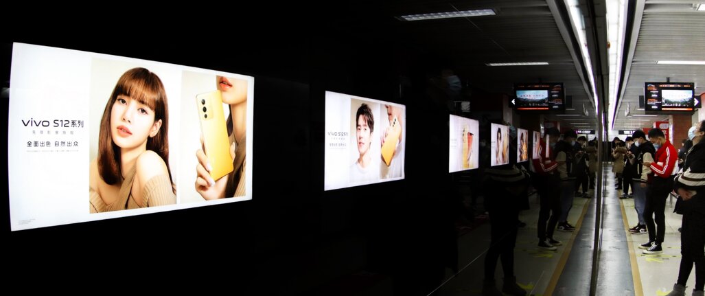 第一戶外傳媒-成都地鐵連封燈箱廣告