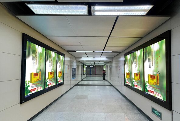 第一戶外傳媒-成都地鐵4封燈箱廣告