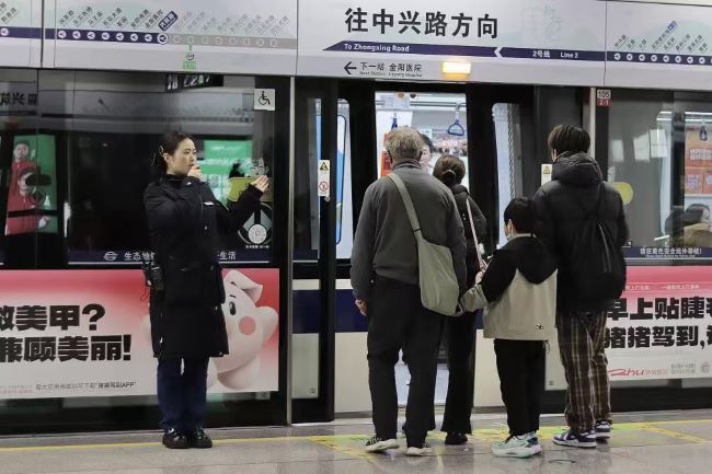 貴陽地鐵內(nèi)包車貼廣告投放案例，貴陽地鐵屏蔽門貼廣告價格