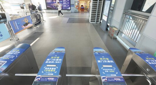 第一戶外傳媒-廈門BRT閘機(jī)貼