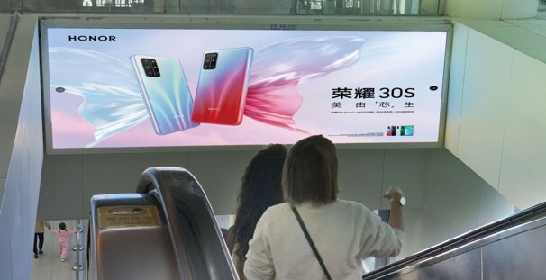 第一戶外傳媒-福田口岸-二層入境扶梯口正上方燈箱