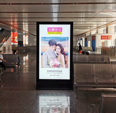 第一戶外傳媒-三明站-候車廳刷屏機(jī)