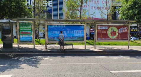 第一戶(hù)外傳媒-宜賓候車(chē)亭燈箱廣告