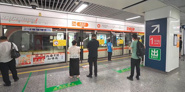 杭州地鐵1號線站臺屏蔽門廣告投放，杭州地鐵玻璃貼廣告價格