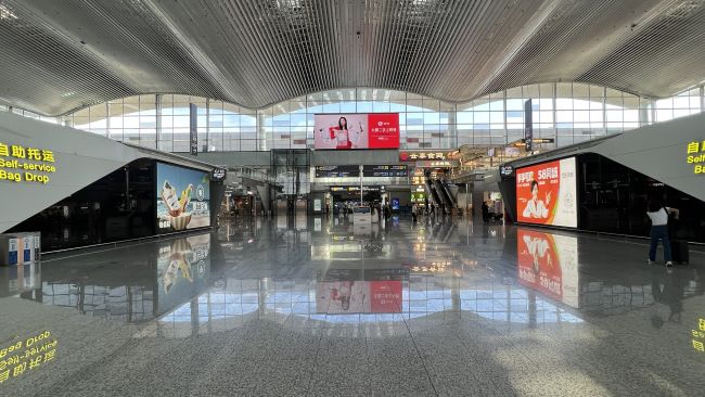 廣州機(jī)場出發(fā)大廳值機(jī)島兩側(cè)通道燈箱廣告投放，白云機(jī)場大屏