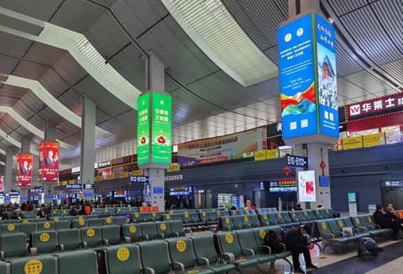 第一戶外傳媒-蘭州西站-候車大廳包柱燈箱 