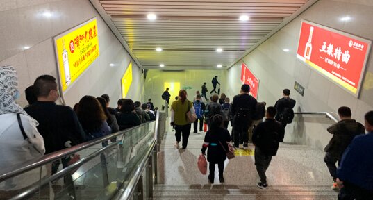 第一戶外傳媒-蘭州西站-出站扶梯燈箱