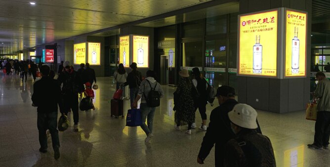 第一戶外傳媒-蘭州西站-出站通道包柱燈箱