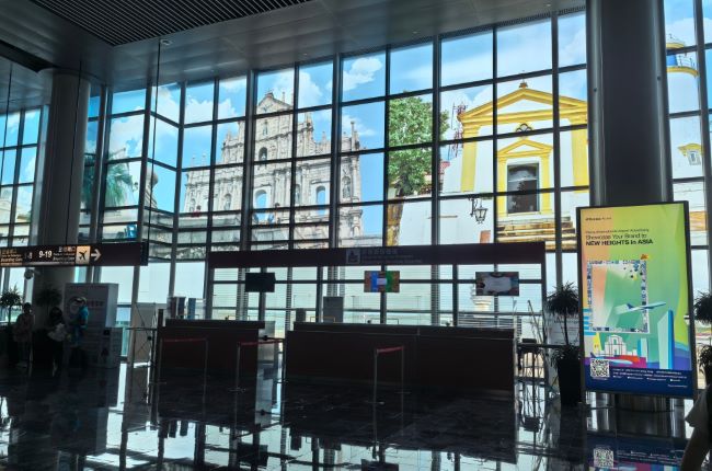 澳門國際機(jī)場(chǎng)候機(jī)區(qū)登機(jī)口燈箱廣告投放，澳門機(jī)場(chǎng)大屏廣告