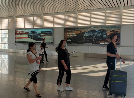 第一戶外傳媒-黃山北站-二樓進(jìn)站天橋墻面燈箱