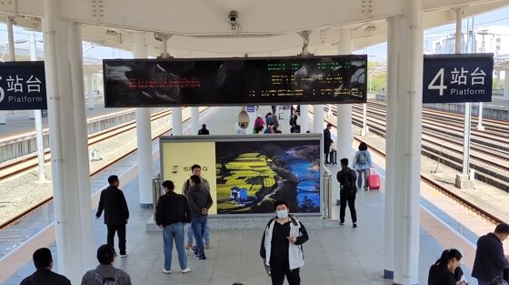第一戶外傳媒-黃山北站-站臺(tái)層燈箱