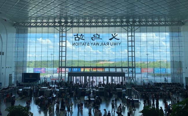 義烏火車站進站口圍擋大牌廣告投放，義烏站高鐵廣告價格