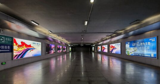 第一戶外傳媒-賀州站-出站通道燈箱