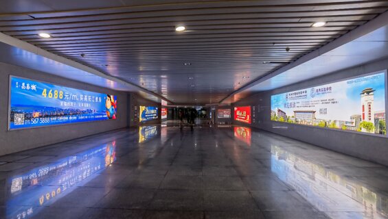 第一戶外傳媒-賀州站-出站通道新站房燈箱