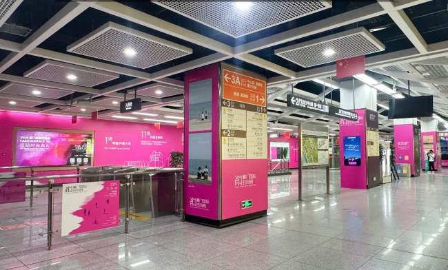 廈門鎮(zhèn)海路地鐵站廳通道墻貼廣告投放，廈門地鐵大屏廣告價格