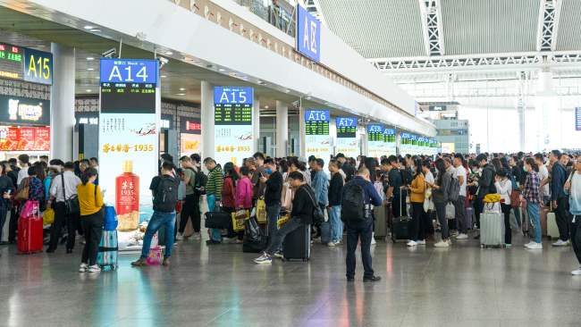 廣州南站候車大廳檢票口雙面大屏廣告，廣州南高鐵站LED廣告