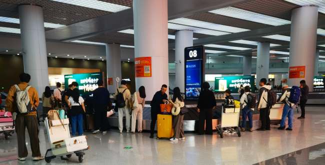 青島膠東機場行李轉盤上方大屏廣告投放，青島機場LED廣告價格