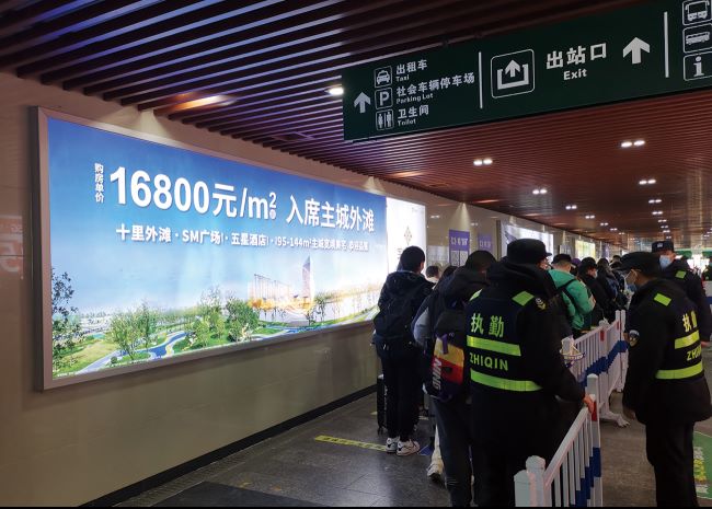揚(yáng)州站高鐵出站通道墻面燈箱廣告投放，揚(yáng)州火車站廣告價(jià)格