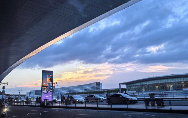 青島膠東機場出發(fā)戶外車道立牌燈箱廣告，青島機場廣告價格