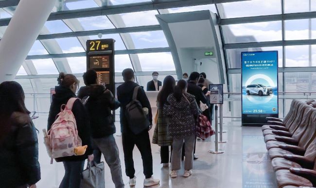 南寧機(jī)場T2登機(jī)口電子刷屏機(jī)吳圩機(jī)場LED大屏廣告投放