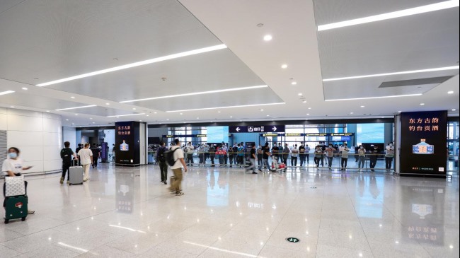 青島膠東機(jī)場到達(dá)廳出口刷屏機(jī)：旅客動(dòng)線的高頻觸達(dá)大屏廣告