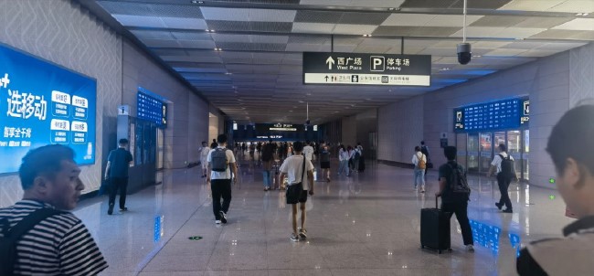 鹽城高鐵站出站通道燈箱廣告：精準(zhǔn)觸達(dá)旅客的視覺焦點(diǎn)