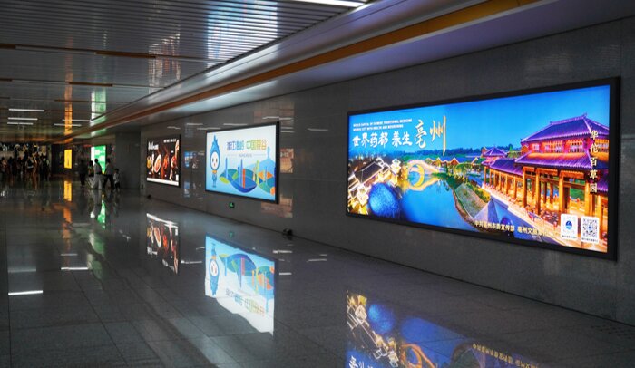 第一戶外傳媒-亳州南站-出站通道燈箱