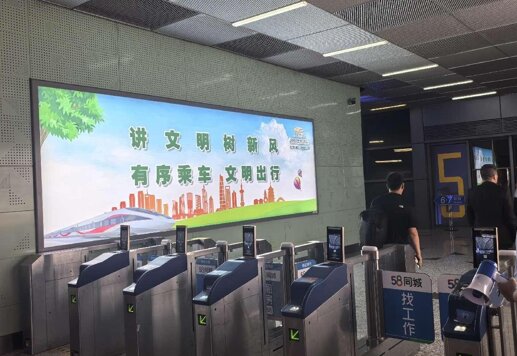 第一戶外傳媒-鹽城站-閘機口墻面燈箱 
