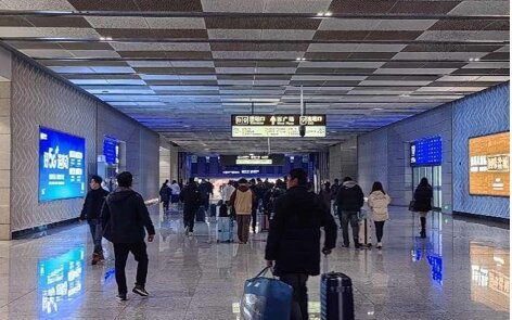 第一戶外傳媒-鹽城站-出站廳墻面燈箱