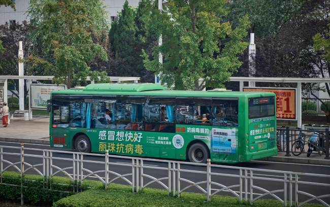 大連公交車身廣告：流動網絡中的品牌滲透之道