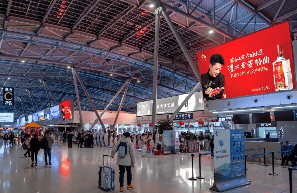 濟(jì)南遙墻機(jī)場廣告價(jià)格收費(fèi)多少錢？濟(jì)南機(jī)場春運(yùn)出發(fā)到達(dá)廣告大屏