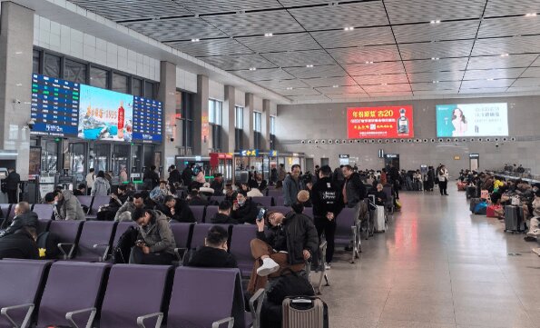 嘉興南高鐵站廣告價(jià)格收費(fèi)多少錢？嘉興南站春運(yùn)熱門候車廣告牌