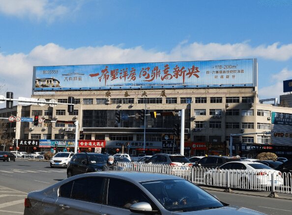 濰坊戶外大牌三面翻廣告價(jià)格收費(fèi)多少錢？濰坊樓體廣告牌位置優(yōu)勢