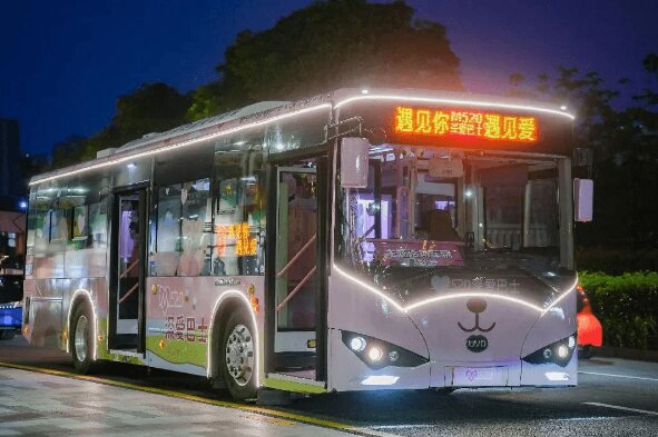 深圳公交廣告520經(jīng)典粉紅涂裝案例，深圳公交車身廣告價格線路優(yōu)勢