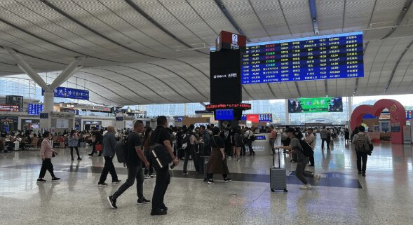 深圳北站LED屏廣告價(jià)格，深圳北高鐵站服務(wù)臺(tái)三角旋轉(zhuǎn)屏廣告報(bào)價(jià)