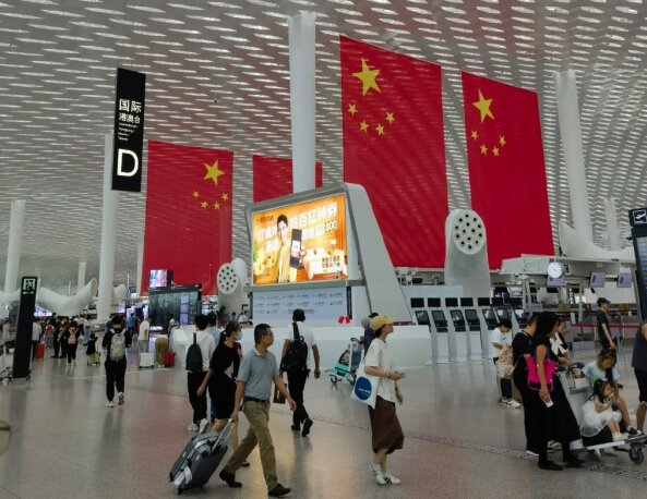 深圳機(jī)場(chǎng)出發(fā)值機(jī)廣告牌旁的大蓮蓬是干啥用的？深圳機(jī)場(chǎng)廣告價(jià)格