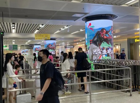 深圳北站換乘區(qū)包柱LED廣告價(jià)格，文旅景區(qū)旅游深圳北高鐵站廣告