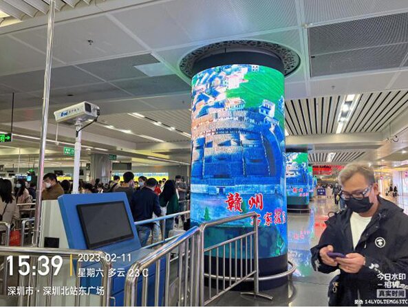 深圳北站換乘區(qū)包柱LED廣告價格，文旅政府深圳北高鐵站廣告案例