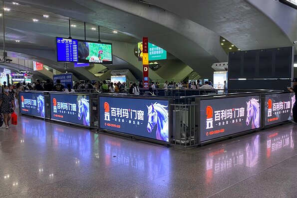 廣州南站一層地鐵口換乘最醒目廣告位？廣州南圍擋LED屏廣告價(jià)格