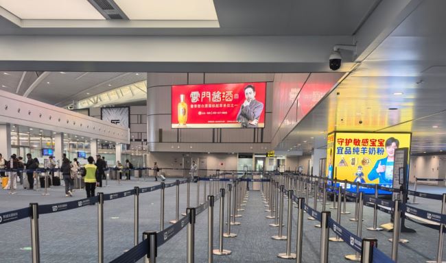 青島膠東機(jī)場安檢大廳高空燈箱：安檢區(qū)域的視覺制高點