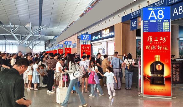 第一戶外傳媒-長沙南站-二層出發(fā)檢票口LED屏