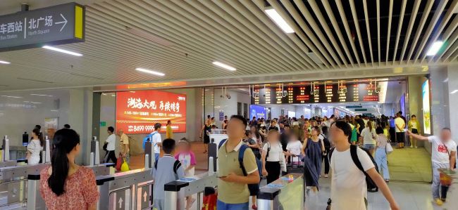 金華站通道燈箱廣告：樞紐動(dòng)線上的黃金視窗