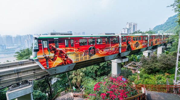 重慶地鐵廣告案例，院線電影重慶地鐵外包車廣告，重慶網(wǎng)紅地鐵廣告效果怎么樣？