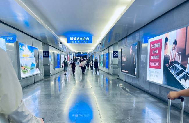 鎖定剛需客流：諸暨站出站通道燈箱廣告的精準(zhǔn)觸達(dá)法則