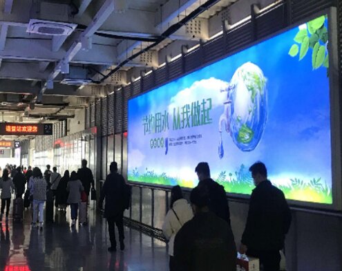 第一戶外傳媒-諸暨站-天橋墻面燈箱