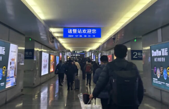 第一戶外傳媒-諸暨站-出站通道墻面燈箱