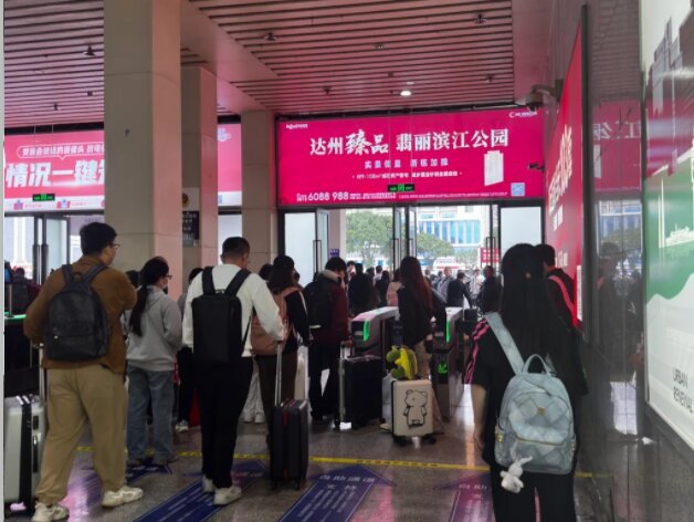 第一戶外傳媒-達(dá)州站-出站檢票口上方燈箱